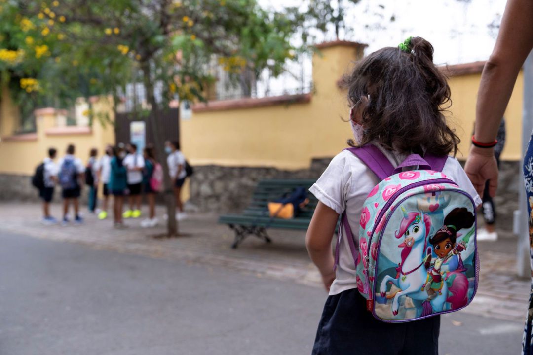 En la imagen, una niña acude a clase a un colegio En la imagen, una niña acude a clase a un colegio