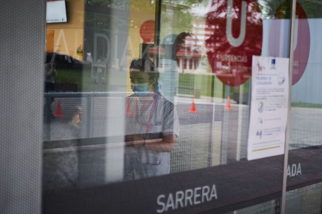 Una sanitaria protegida con una mascarilla trabaja en el Servicio de Urgencias del Complejo Hospitalario de Navarra Una sanitaria protegida con una mascarilla trabaja en el Servicio de Urgencias del Complejo Hospitalario de Navarra