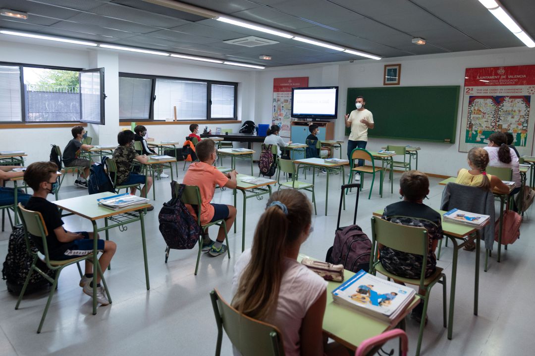 La vuelta al cole en los centros educativos valencianos se produjo entre el 7 y el 17 de septiembre, tras casi seis meses con las clases suspendidas. La vuelta al cole en los centros educativos valencianos se produjo entre el 7 y el 17 de septiembre, tras casi seis meses con las clases suspendidas.