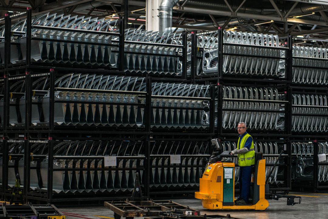 Un trabajador circula por la planta de Ford en Almussafes. Un trabajador circula por la planta de Ford en Almussafes.