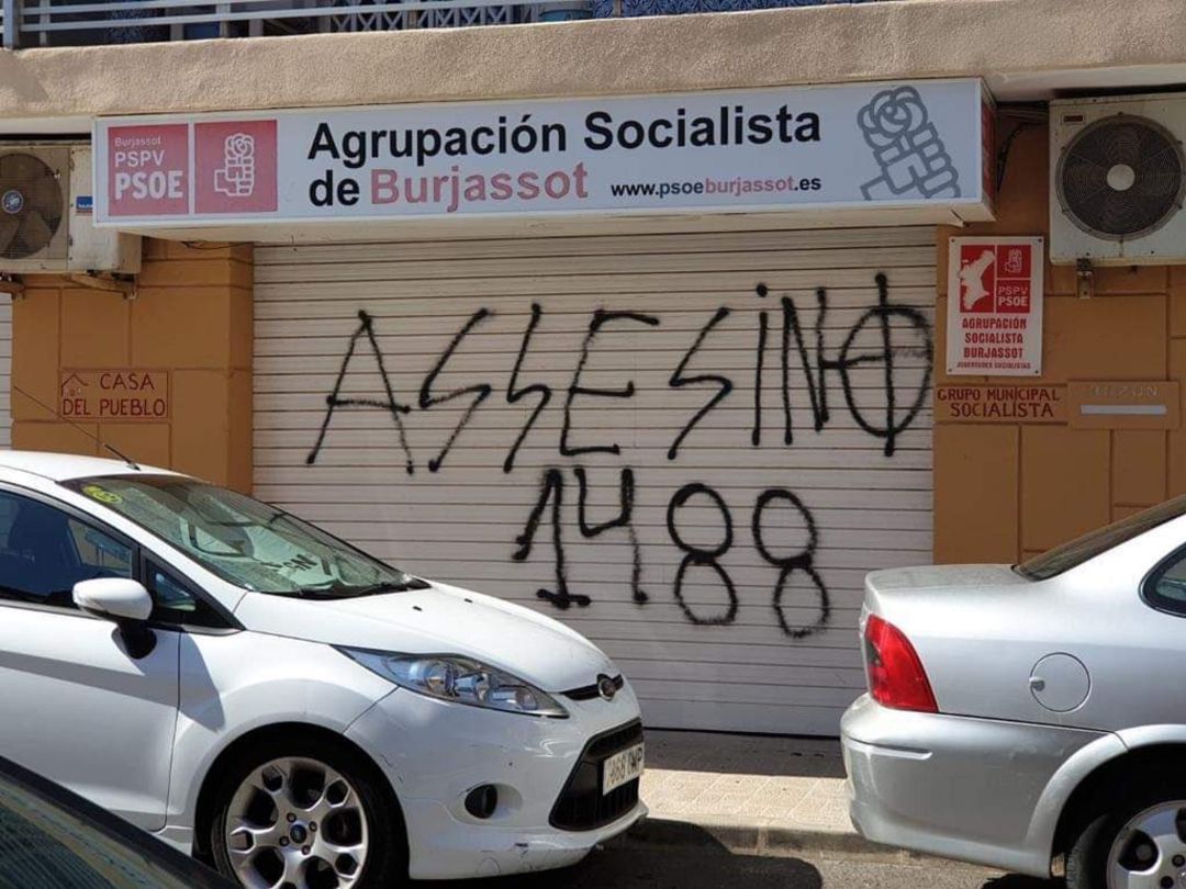 Así ha amanecido este domingo la fachada de la agrupación socialista del PSPV en Burjassot Así ha amanecido este domingo la fachada de la agrupación socialista del PSPV en Burjassot