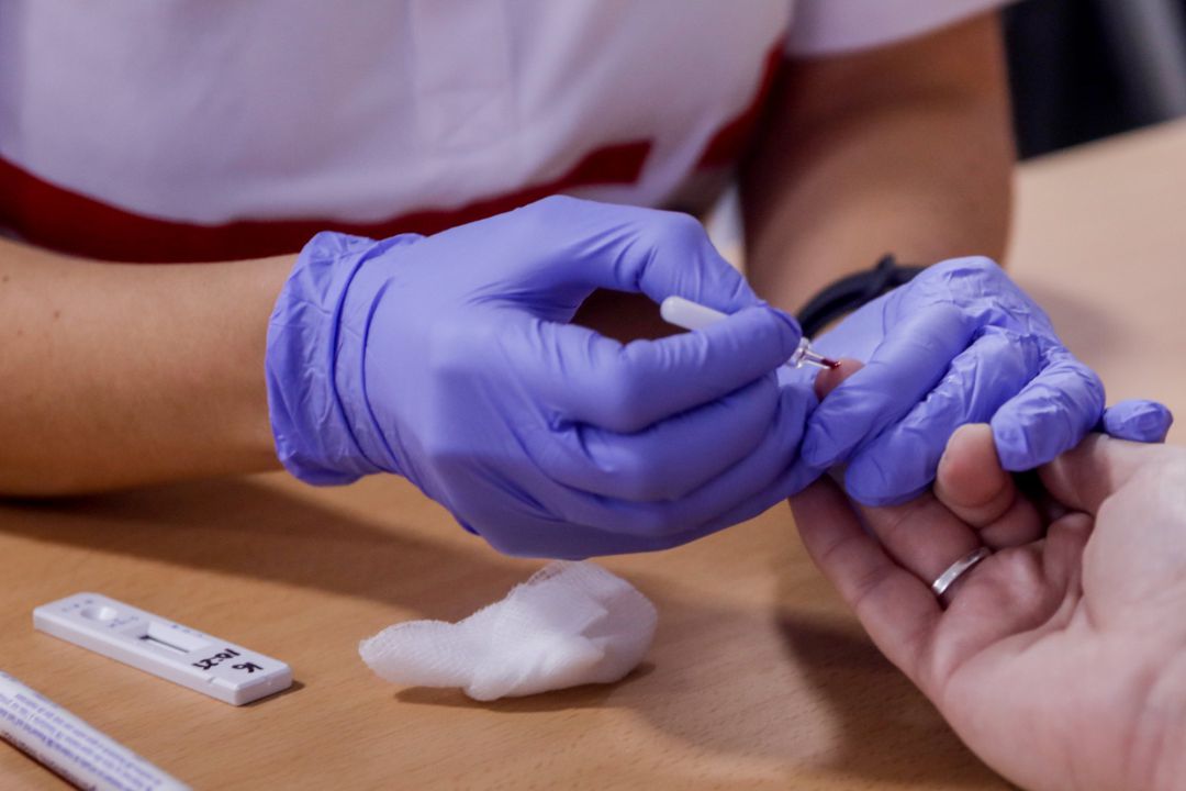 Un profesional sanitario realiza un test de coronavirus a una persona. Un profesional sanitario realiza un test de coronavirus a una persona.