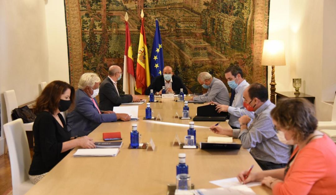 Encuentro con los representantes de los colectivos firmantes Encuentro con los representantes de los colectivos firmantes