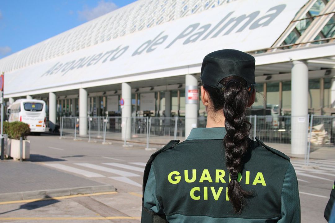 Una Guardia Civil en las inmediaciones del Aeropuerto de Palma Una Guardia Civil en las inmediaciones del Aeropuerto de Palma