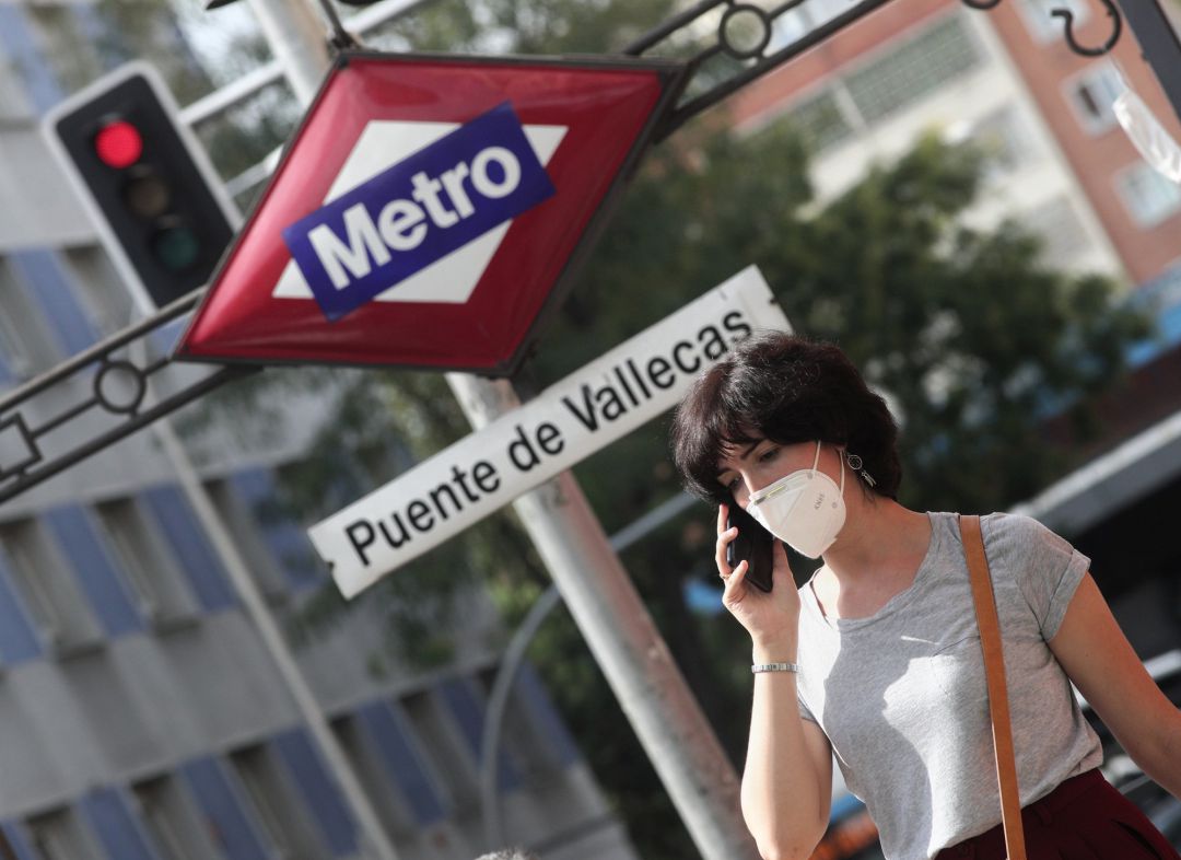 Una mujer pasea al lado del metro de Puente de Vallecas, en Madrid. Una mujer pasea al lado del metro de Puente de Vallecas, en Madrid.