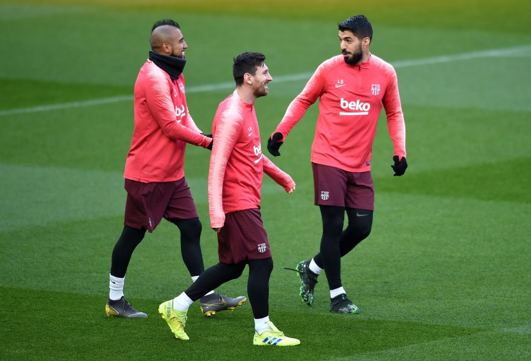 Vidal, Messi y Suárez, durante un entrenamiento. Vidal, Messi y Suárez, durante un entrenamiento.