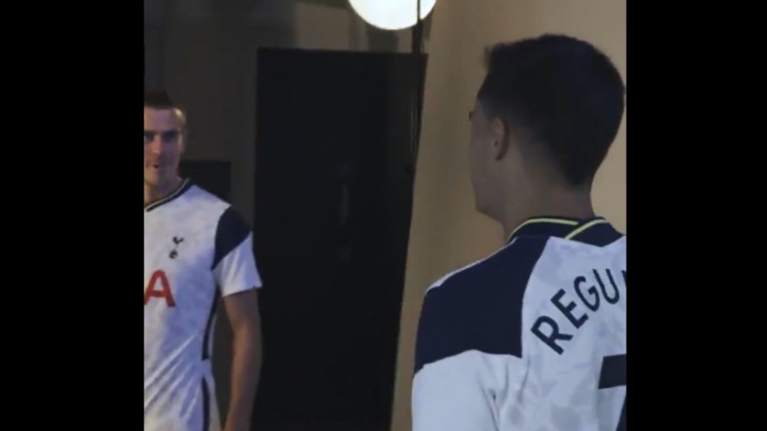 Reguilón y Bale charlan durante la sesión de fotos con sus nuevas equipaciones. Reguilón y Bale charlan durante la sesión de fotos con sus nuevas equipaciones.