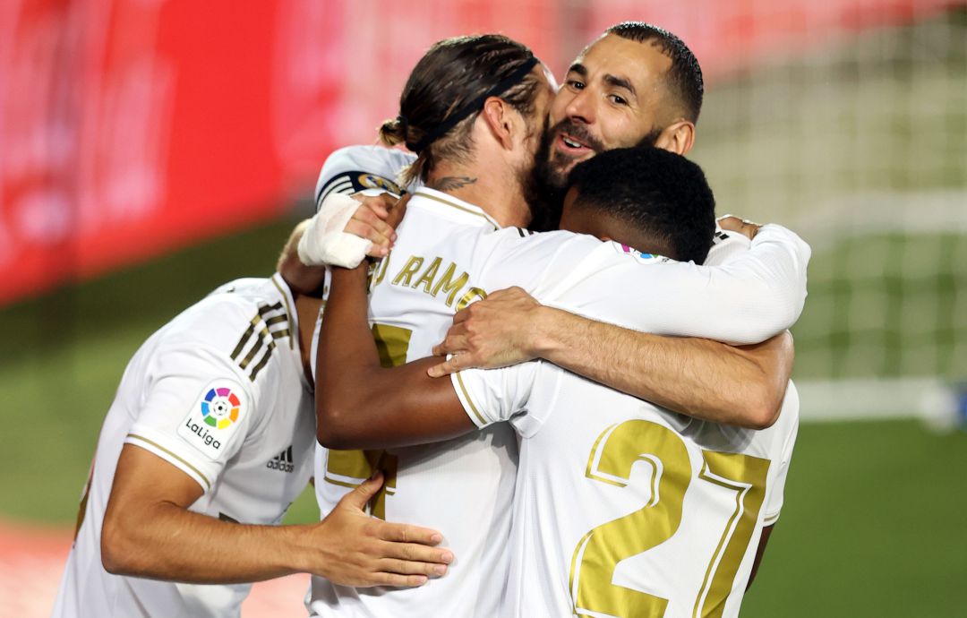 El conjunto blanco, celebrando un gol en el Bernabéu El conjunto blanco, celebrando un gol en el Bernabéu