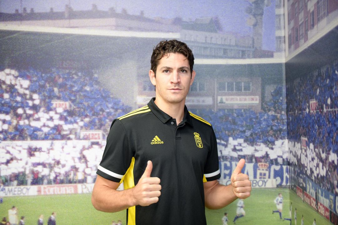 Leschuk posando como nuevo jugador carbayón Leschuk posando como nuevo jugador carbayón