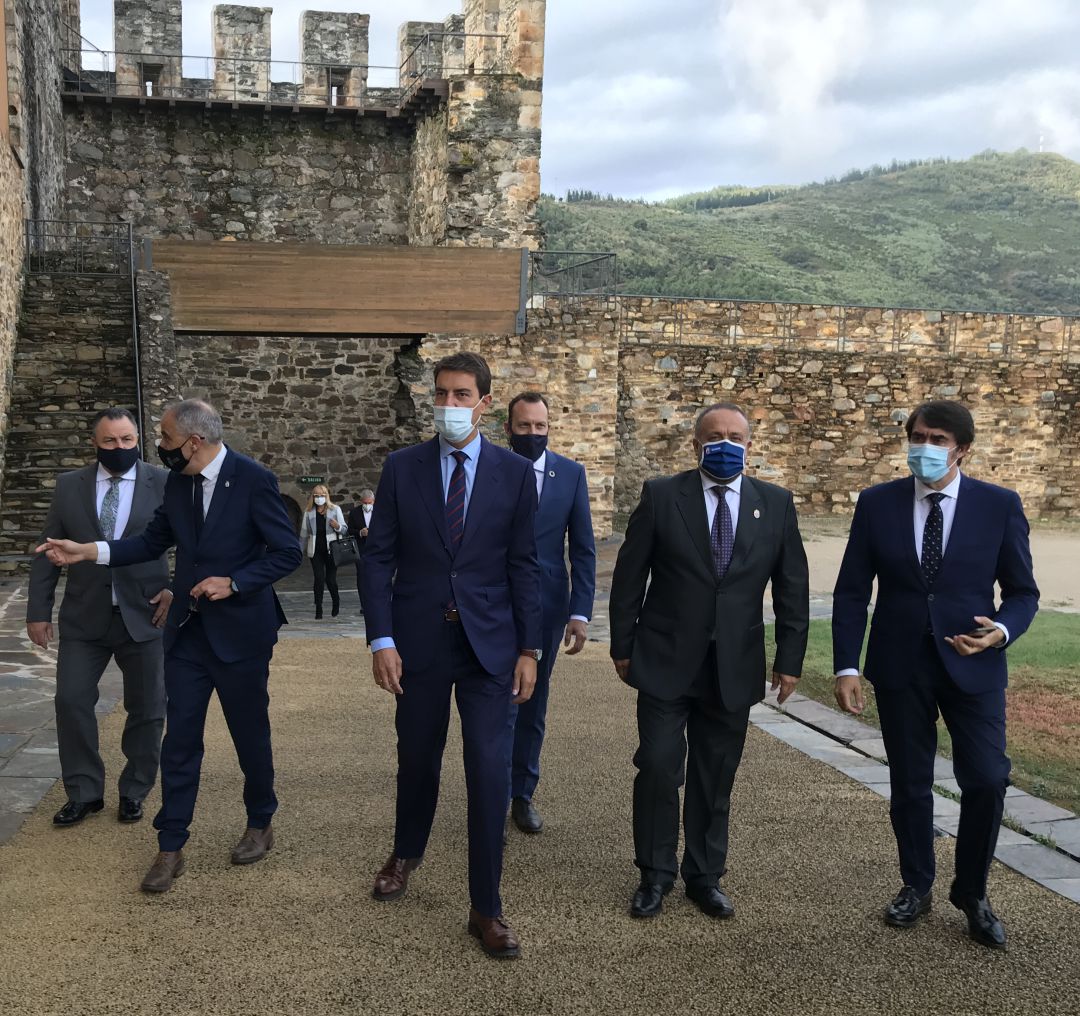 Los consejeros de Presidencia y Medio Ambiente, el presidente de la Diputación, el presidente del Consejo Comarcal y el alcalde de Ponferrada a la entrada de la reunión del convenio marco. Los consejeros de Presidencia y Medio Ambiente, el presidente de la Diputación, el presidente del Consejo Comarcal y el alcalde de Ponferrada a la entrada de la reunión del convenio marco.