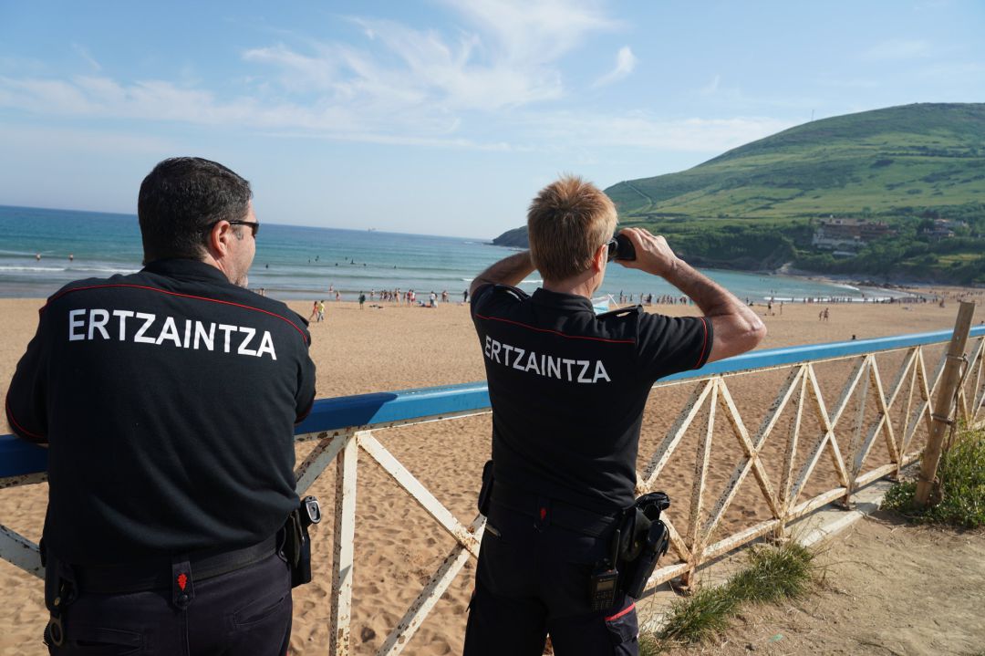 Dos ertzaintzas vigilan la playa de La Arena Dos ertzaintzas vigilan la playa de La Arena