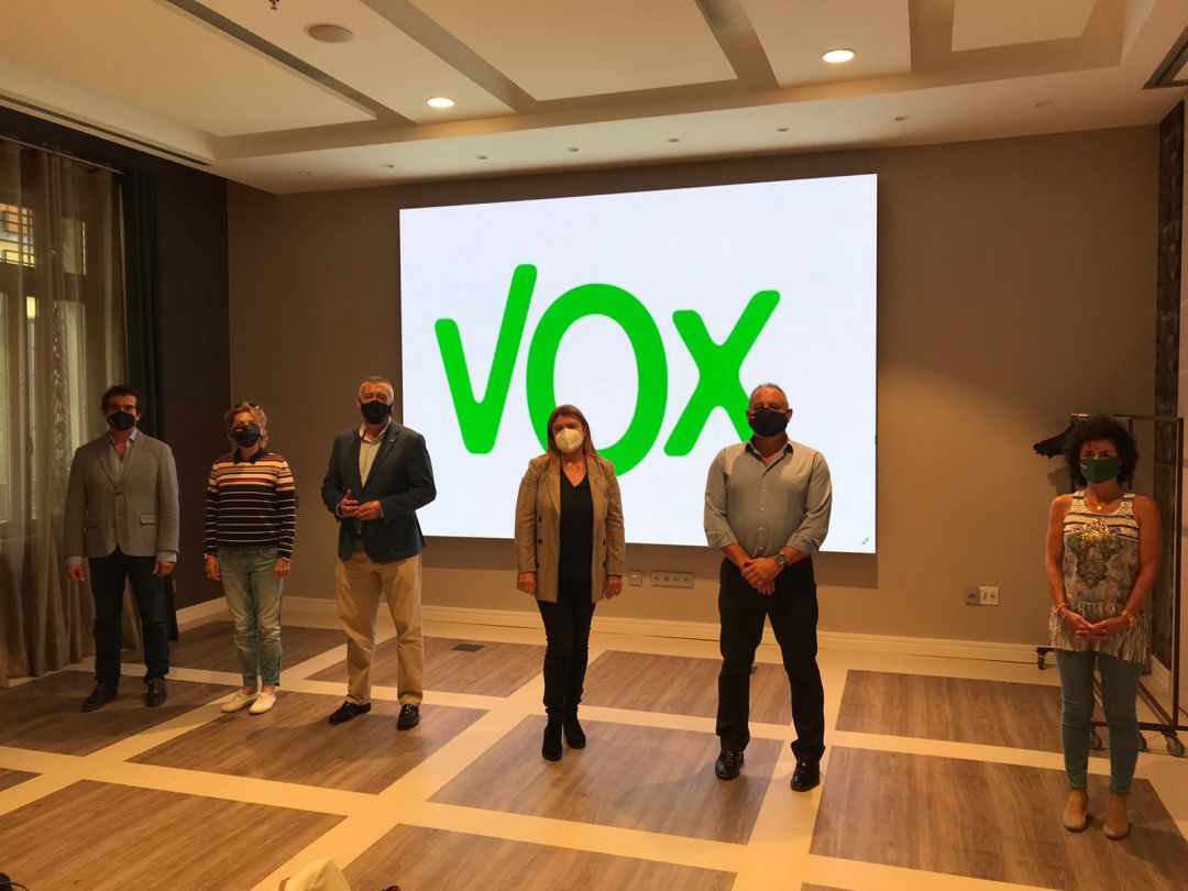 Lara estuvo acompañado en el acto por la candidata local de Vox, Patricia Coronel, entre otras personas pertenecientes al partido Lara estuvo acompañado en el acto por la candidata local de Vox, Patricia Coronel, entre otras personas pertenecientes al partido