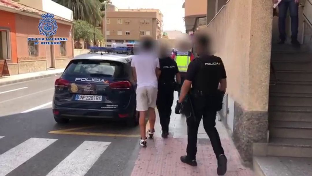 Policía Nacional llevándose al detenido en Elda Policía Nacional llevándose al detenido en Elda