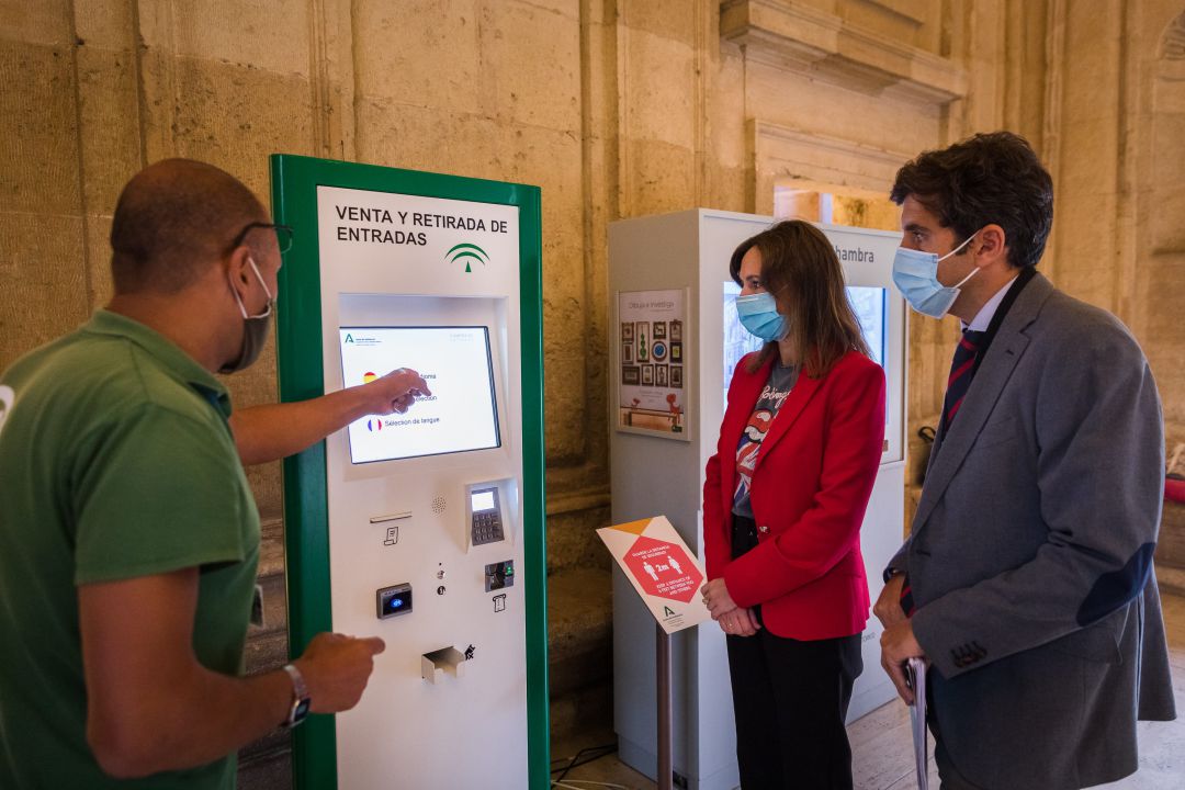 La directora del Patronato de la Alhambra y el Generalife, Rocío Díaz, comprueba el funcionamiento de la máquina expendedora de tickets en el Palacio de Carlos V junto a los técnicos y jefe de servicio La directora del Patronato de la Alhambra y el Generalife, Rocío Díaz, comprueba el funcionamiento de la máquina expendedora de tickets en el Palacio de Carlos V junto a los técnicos y jefe de servicio