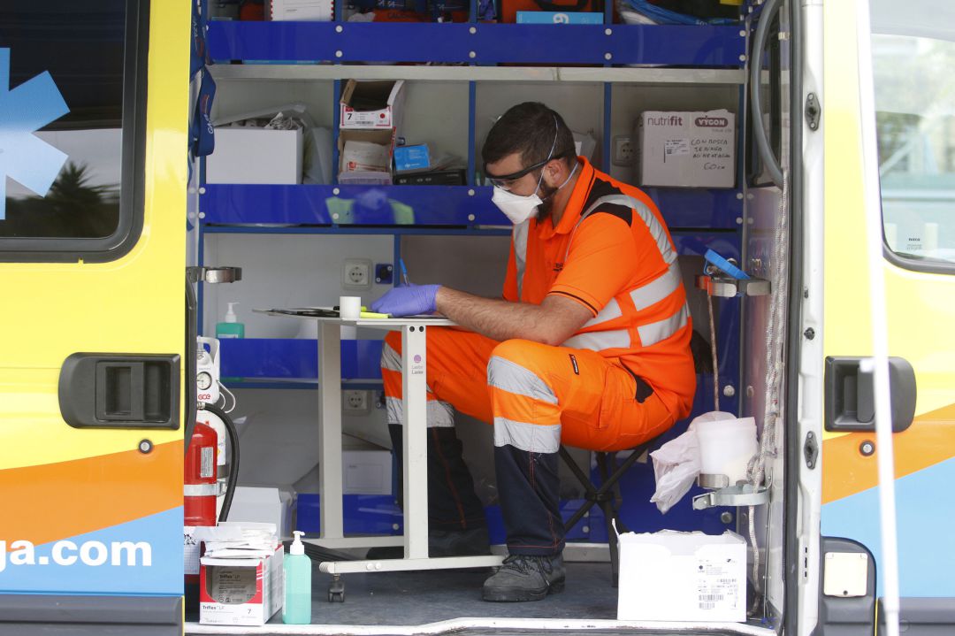 Dispositivo sanitario de la prueba test del PCR para detectar la infección por coronavirus a una persona desde su coche. Dispositivo sanitario de la prueba test del PCR para detectar la infección por coronavirus a una persona desde su coche.