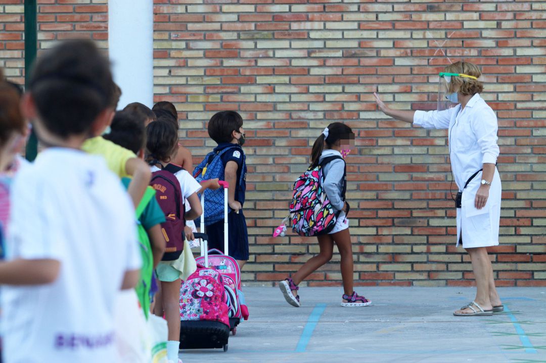 Llegada de niños a la escuela, con medidas preventivas contra la COVID-19 Llegada de niños a la escuela, con medidas preventivas contra la COVID-19