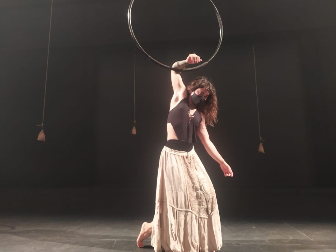 Julia Gómez, finalista del CreaMurcia de Artes Escénicas con su espectáculo 'Un, dos, tres... ¡Tiempo!' que combina danza y circo Julia Gómez, finalista del CreaMurcia de Artes Escénicas con su espectáculo 'Un, dos, tres... ¡Tiempo!' que combina danza y circo