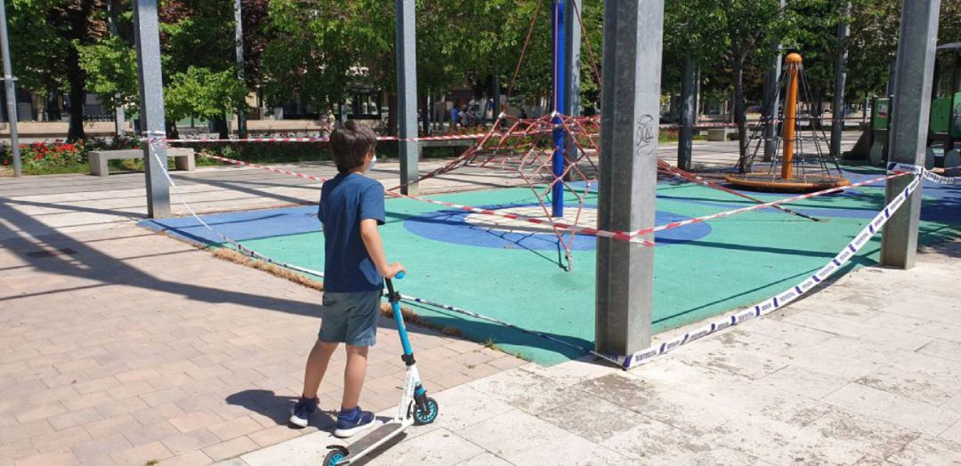 Imagen de Archivo. Fuentes municipales confirman que los parques infantiles y zonas de mantenimiento de mayores serán precintados en Palencia Imagen de Archivo. Fuentes municipales confirman que los parques infantiles y zonas de mantenimiento de mayores serán precintados en Palencia