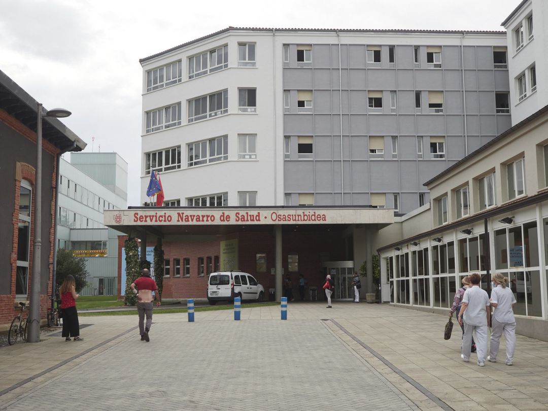 Trabajadores sanitarios caminan por las inmediaciones del Servicio Navarro de Salud Trabajadores sanitarios caminan por las inmediaciones del Servicio Navarro de Salud