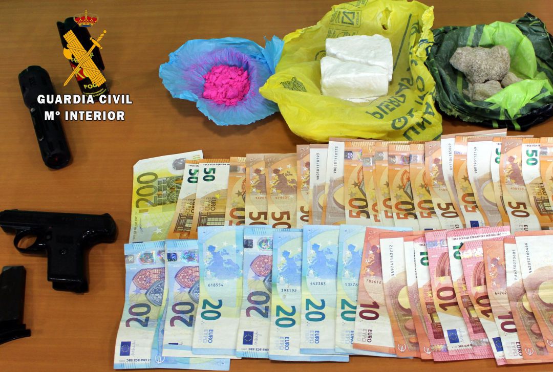 Dinero, drogas y armas intervenidas en la operación
Dinero, drogas y armas intervenidas en la operación