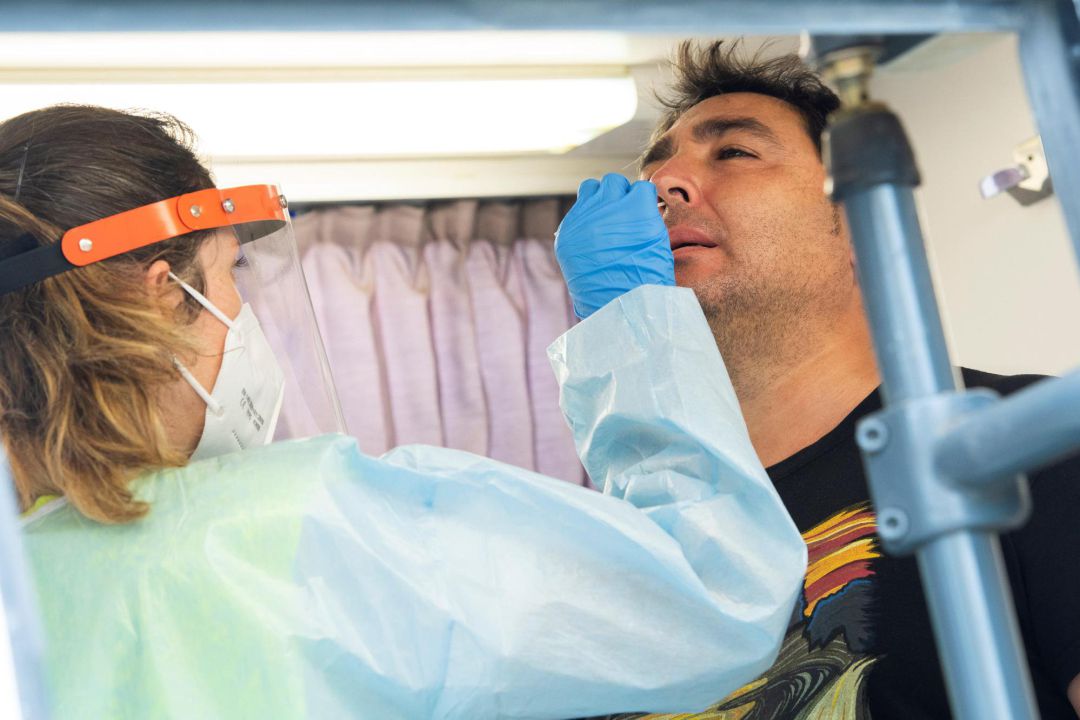 Personal sanitario realiza una prueba PCR Personal sanitario realiza una prueba PCR