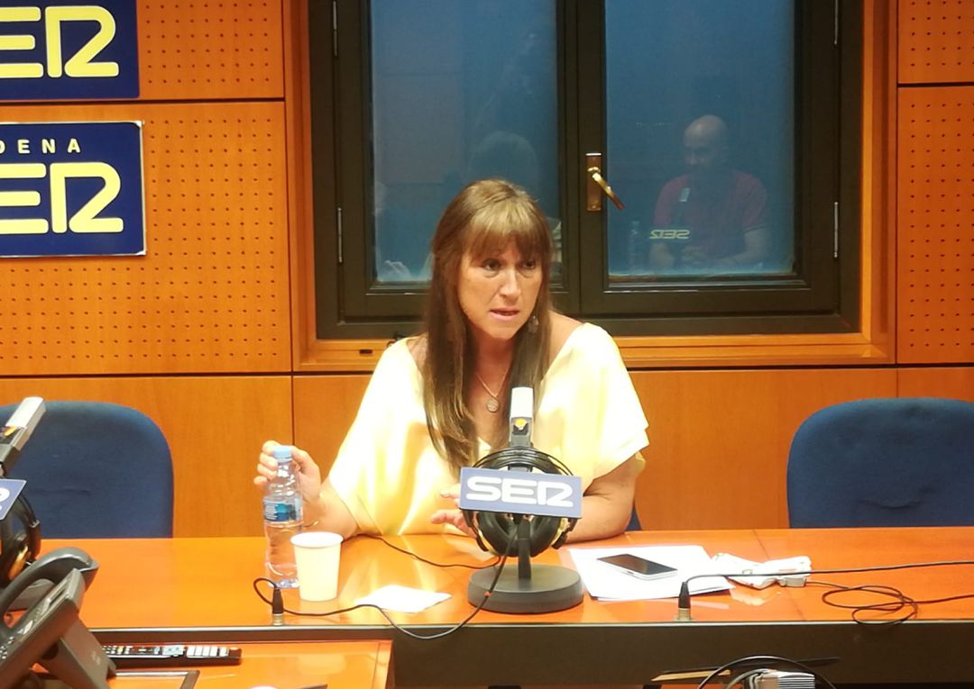 La consejera de Sanidad, en los estudios de Radio Zaragoza La consejera de Sanidad, en los estudios de Radio Zaragoza