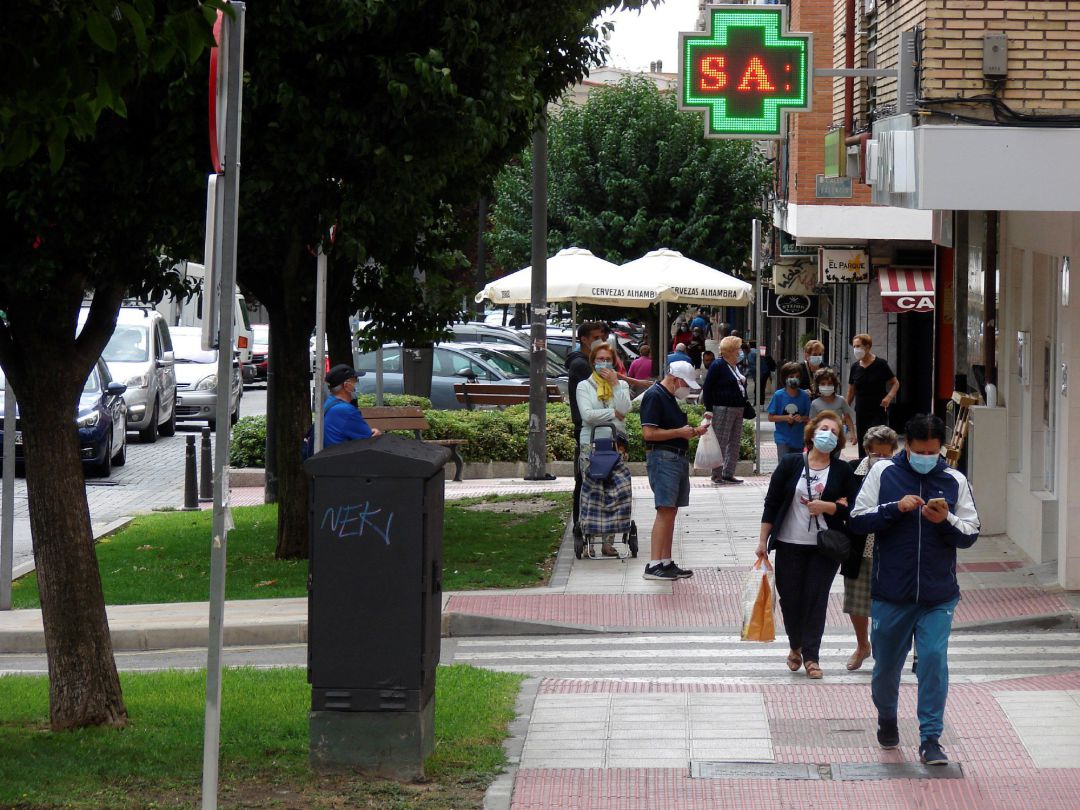 Vista este sábado de una calle en Getafe, una de las 37 áreas básicas de salud en Madrid que sufre desde este lunes las restricciones que anunció ayer el Gobierno de la Comunidad de Madrid . Vista este sábado de una calle en Getafe, una de las 37 áreas básicas de salud en Madrid que sufre desde este lunes las restricciones que anunció ayer el Gobierno de la Comunidad de Madrid .