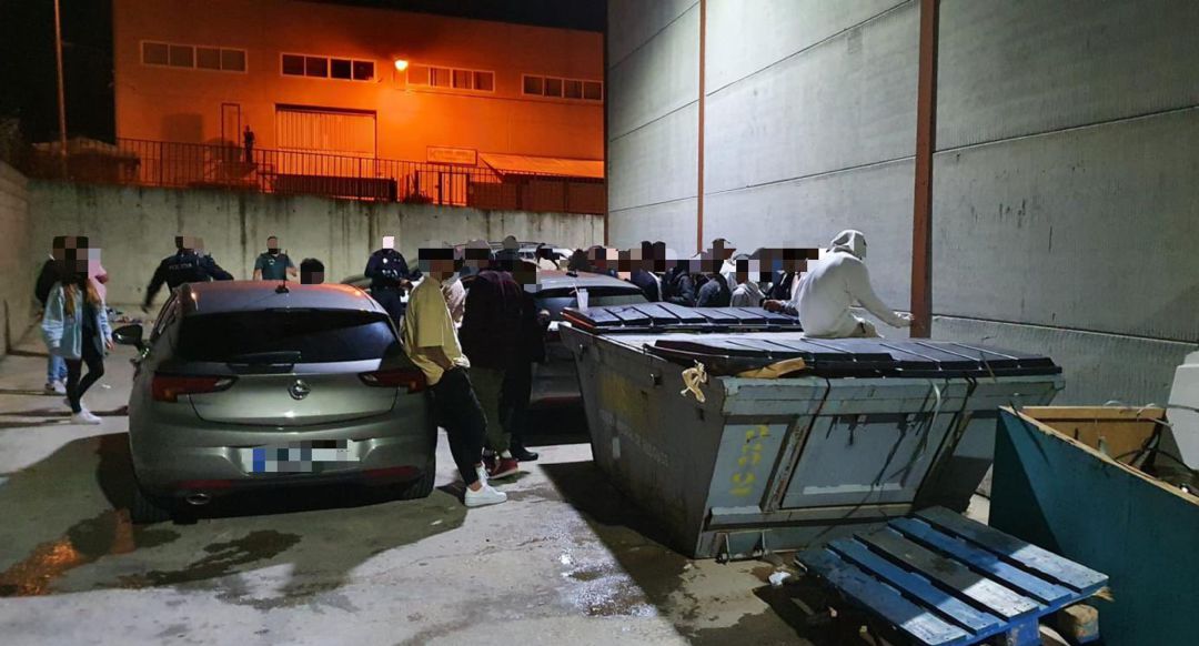 Policía Local de Valdemoro y Guardia Civil colaboraron para disolver este botellón el sábado por la noche. Policía Local de Valdemoro y Guardia Civil colaboraron para disolver este botellón el sábado por la noche.
