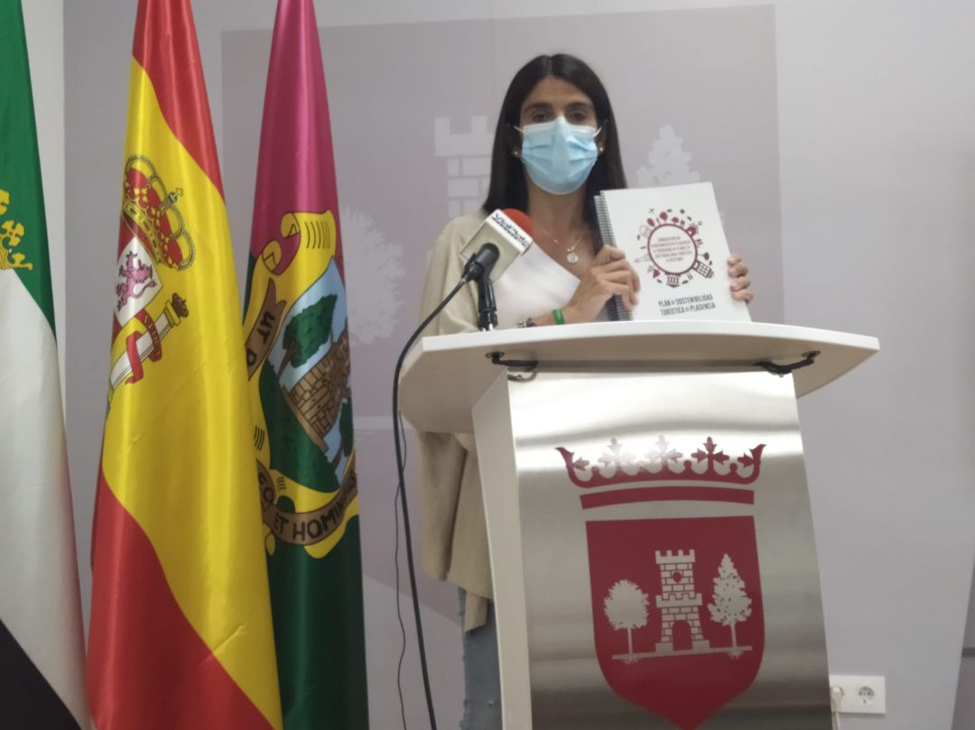 La concejal de turismo, Belinda Martín, con el proyecto candidato a los fondos de los planes de sostenibilida turística en destinos La concejal de turismo, Belinda Martín, con el proyecto candidato a los fondos de los planes de sostenibilida turística en destinos