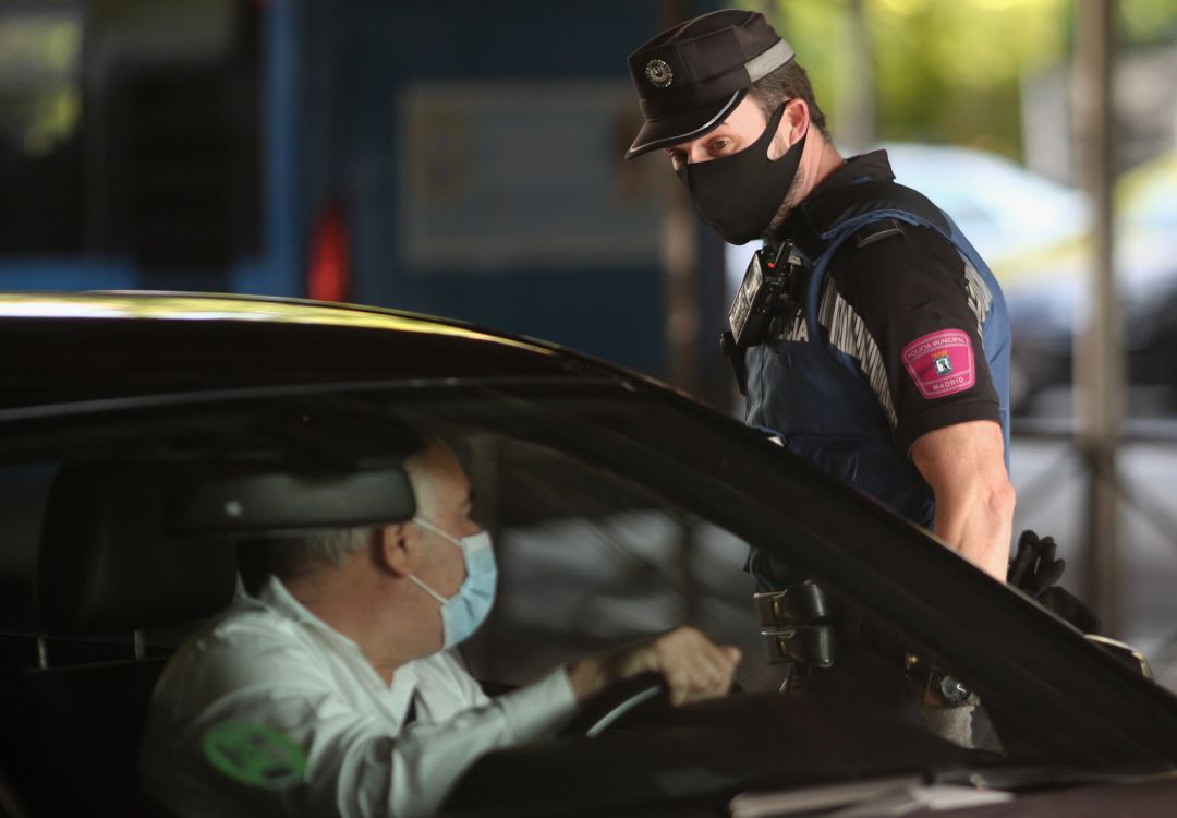 Controles policiales de movilidad en el distrito de Puente de Vallecas, una de las zonas con movilidad restringida en Madrid Controles policiales de movilidad en el distrito de Puente de Vallecas, una de las zonas con movilidad restringida en Madrid