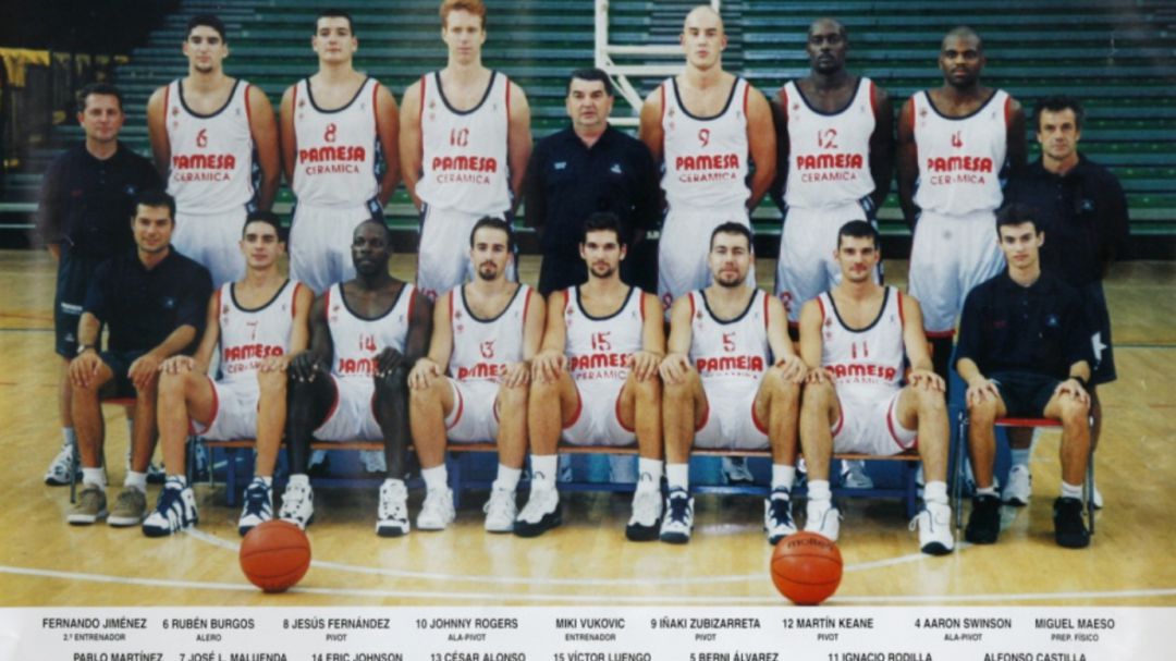 Iñaki Zubizarreta, junto a sus compañeros de Pamesa Basket en la temporada 96-97 Iñaki Zubizarreta, junto a sus compañeros de Pamesa Basket en la temporada 96-97