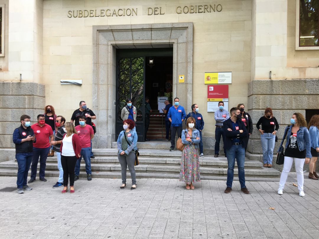 Manifestación convocada por CCOO y UGT en la puerta de la Subdelegación del Gobierno en Albacete contra los despidos en Airbus. Manifestación convocada por CCOO y UGT en la puerta de la Subdelegación del Gobierno en Albacete contra los despidos en Airbus.