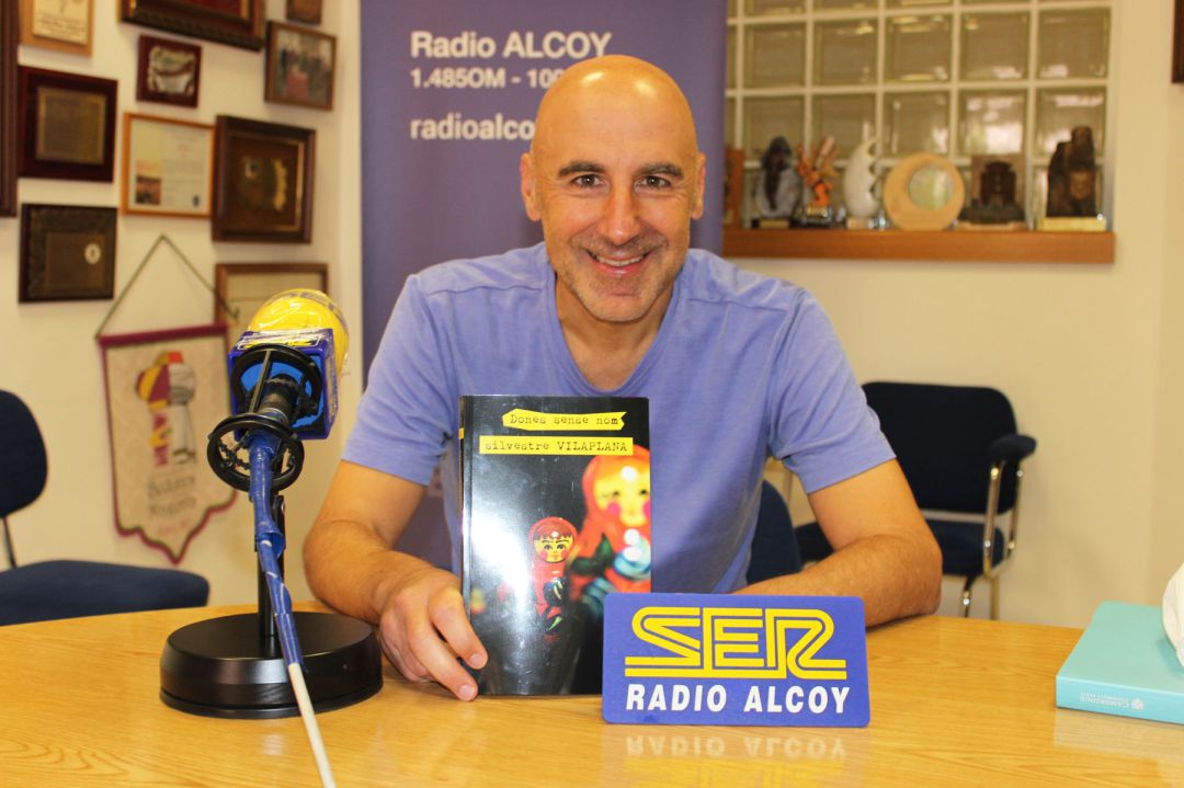 Silvestre Vilaplana sostiene un ejemplar de su última novela 'Dones sense nom' en el estudio de Radio Alcoy Silvestre Vilaplana sostiene un ejemplar de su última novela 'Dones sense nom' en el estudio de Radio Alcoy