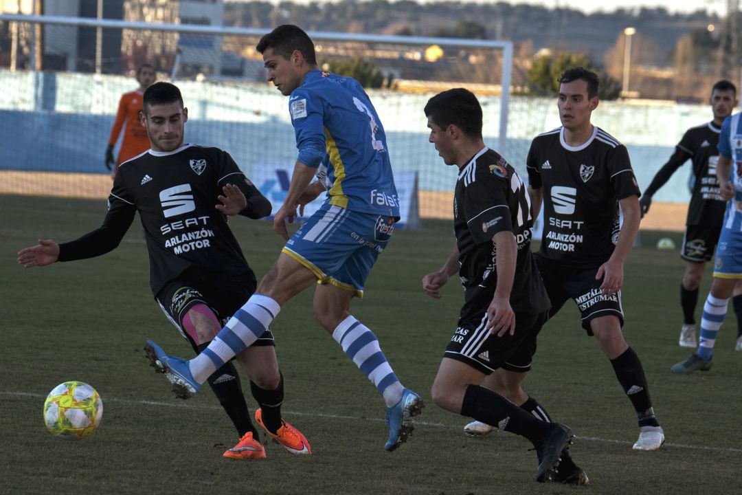 Marcos Barbero intenta frenar a un jugador del Bupolsa en el último encuentro entre ambas escuadras en El Montecillo, la pasada temporada. Marcos Barbero intenta frenar a un jugador del Bupolsa en el último encuentro entre ambas escuadras en El Montecillo, la pasada temporada.