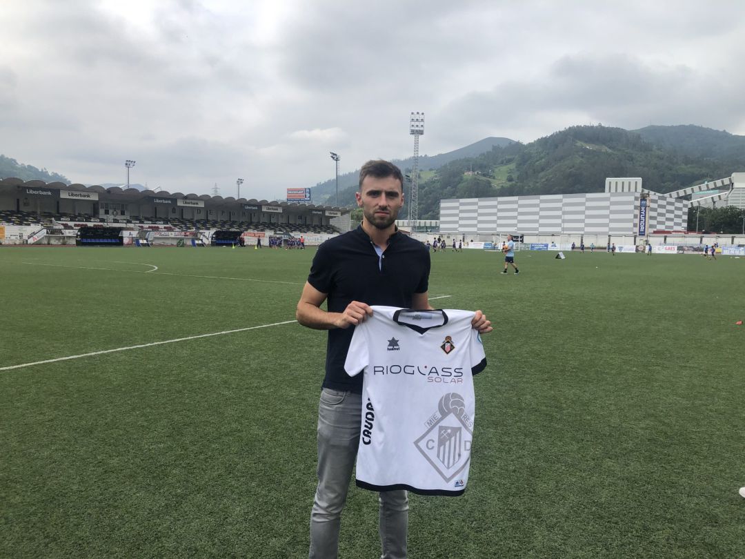 Álvaro Cuello posa con la camiseta del Caudal. Álvaro Cuello posa con la camiseta del Caudal.