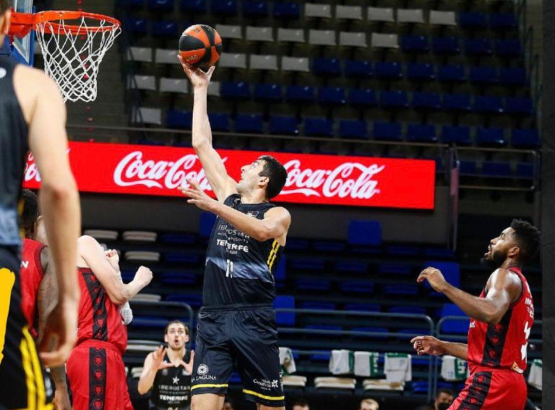 Shermadini trata de anotar ante la defensa del conjunto de Diego Ocampo Shermadini trata de anotar ante la defensa del conjunto de Diego Ocampo