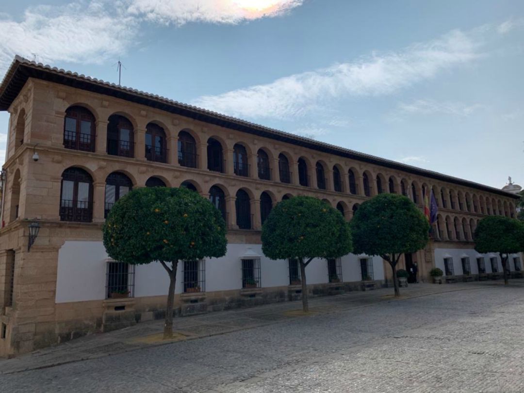 Fachada exterior del Ayuntamiento de Ronda ubicado en plaza de la Parcent Fachada exterior del Ayuntamiento de Ronda ubicado en plaza de la Parcent