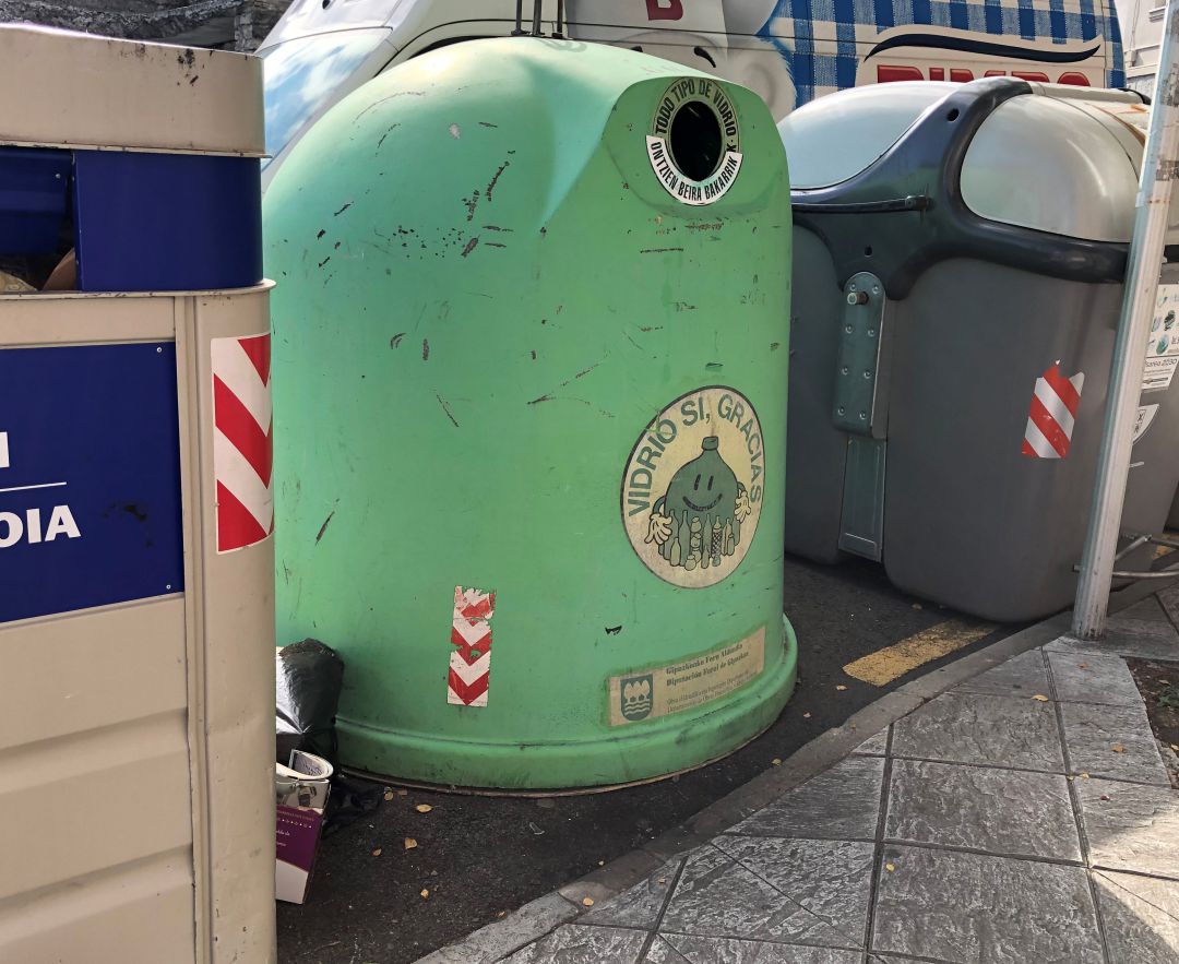 El contenedor verde es el destinado para acoger el vidrio a reciclar El contenedor verde es el destinado para acoger el vidrio a reciclar