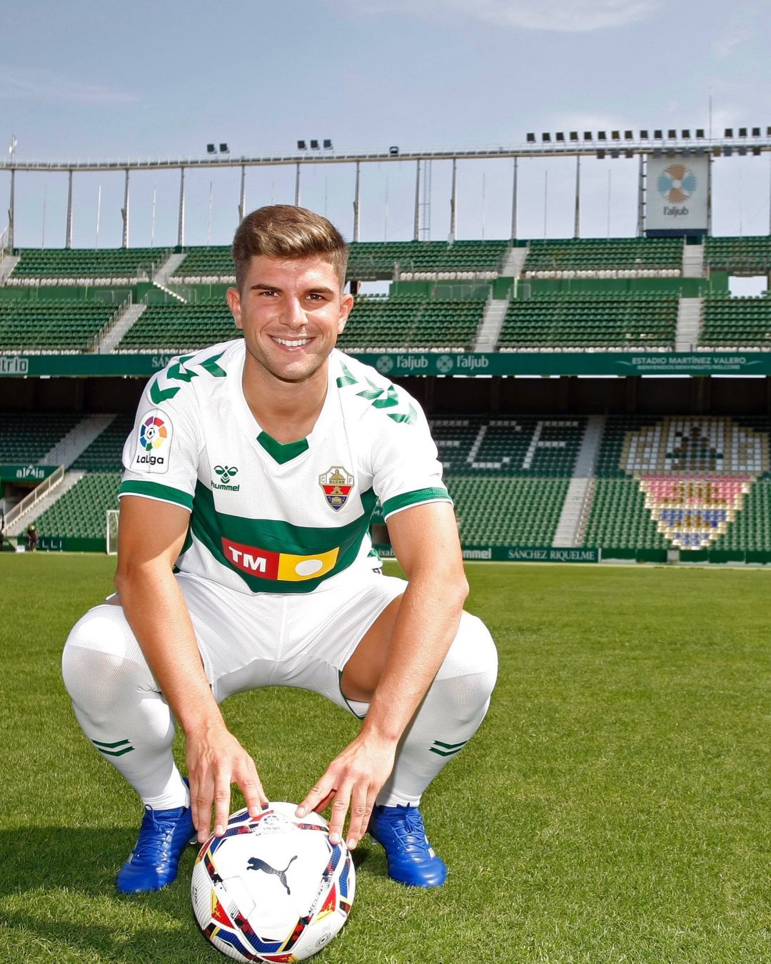 Raúl Guti posa en el Martínez Valero durante su presentación Raúl Guti posa en el Martínez Valero durante su presentación