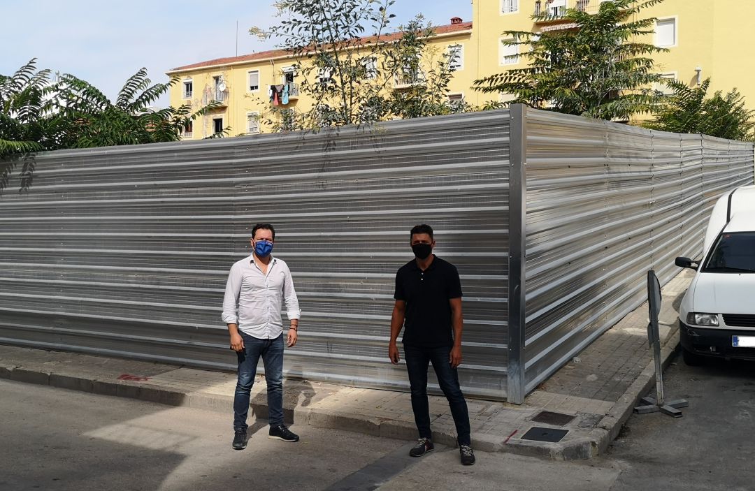 Los portavoces del PP de Elda ante el solar donde se debe construir el centro médico en el barrio Virgen de la Cabeza Los portavoces del PP de Elda ante el solar donde se debe construir el centro médico en el barrio Virgen de la Cabeza