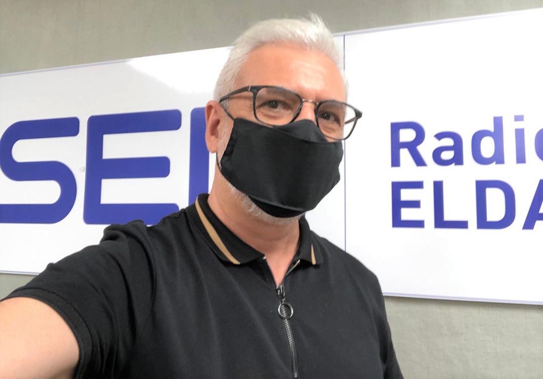 El selfie de Vicente Esteban en el estudio de Radio Elda SER El selfie de Vicente Esteban en el estudio de Radio Elda SER