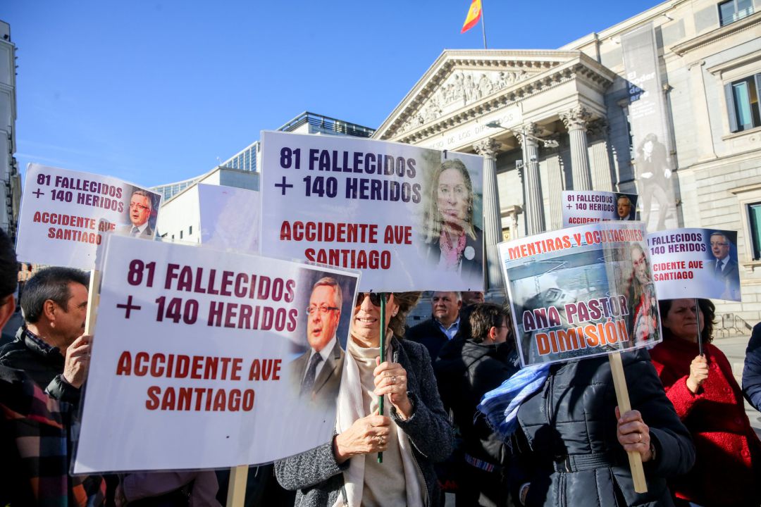 Miembros de la plataforma de víctimas del accidente del tren Alvia en la curva de Angrois (Santiago de Compostela), ocurrido el 24 de julio de 2013, se concentran con pancartas de protesta. Miembros de la plataforma de víctimas del accidente del tren Alvia en la curva de Angrois (Santiago de Compostela), ocurrido el 24 de julio de 2013, se concentran con pancartas de protesta.