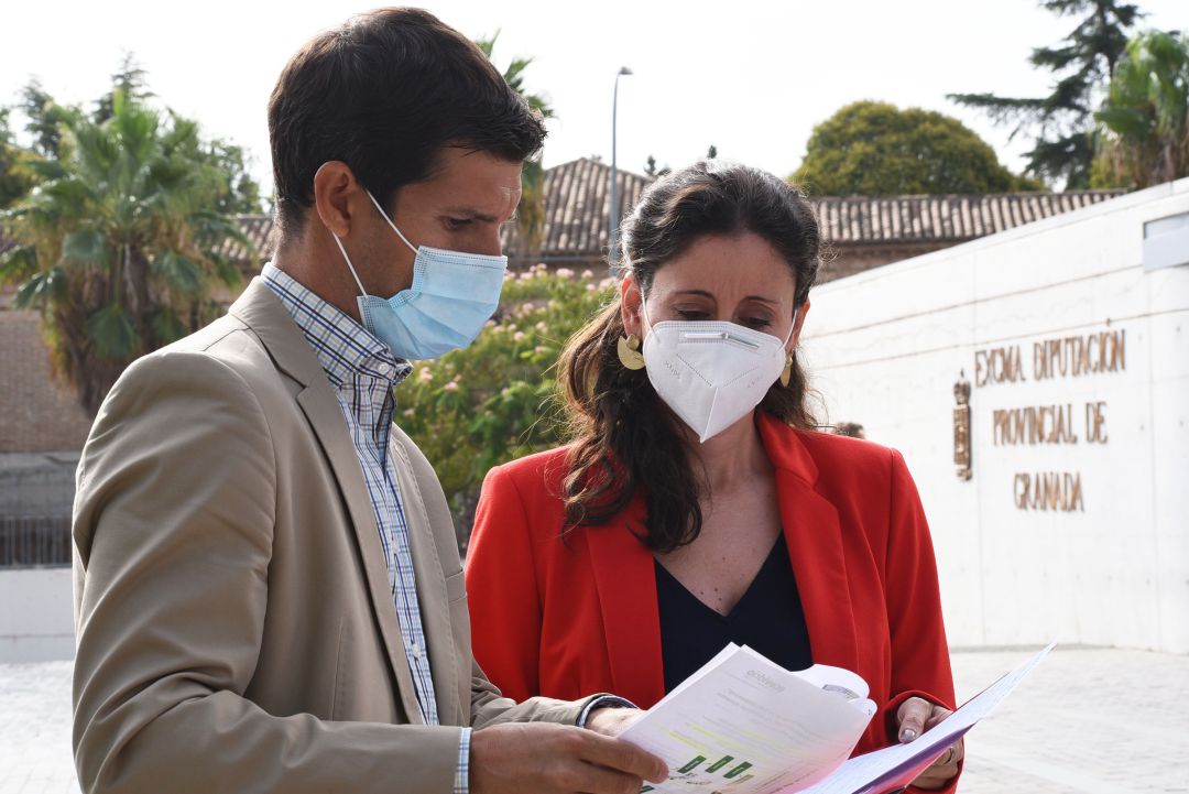 La diputada de Medio Ambiente, María del Carmen Fernández, y el gerente de Ecovidrio en Andalucía, Jesús Gutiérrez analizan los datos de reciclaje en Granada La diputada de Medio Ambiente, María del Carmen Fernández, y el gerente de Ecovidrio en Andalucía, Jesús Gutiérrez analizan los datos de reciclaje en Granada
