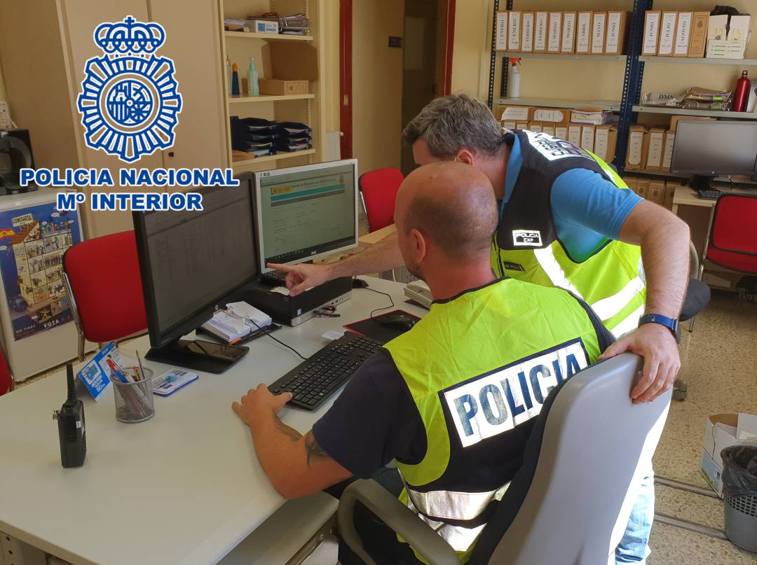 Dos policías durante las investigaciones de la Operación Alicate. Dos policías durante las investigaciones de la Operación Alicate.