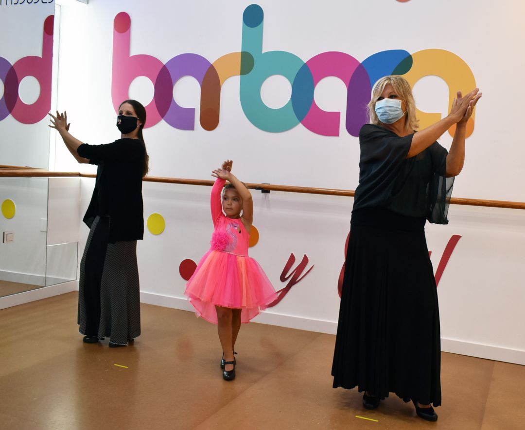 La profesora de baile, Bárbara Rodríguez, junto a sus alumnas, Sofía y Pilar La profesora de baile, Bárbara Rodríguez, junto a sus alumnas, Sofía y Pilar
