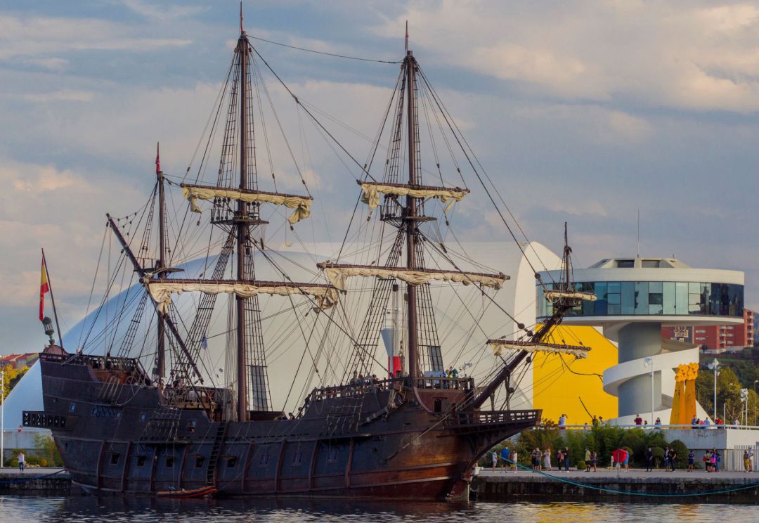 El capitán de un barco, el galeón Andalucía, atracado en el puerto de Avilés, ha ingresado en prisión provisional en la cárcel de Asturias tras haber sido detenido por dos presuntas agresiones sexuales a sendas mujeres en el navío. El capitán de un barco, el galeón Andalucía, atracado en el puerto de Avilés, ha ingresado en prisión provisional en la cárcel de Asturias tras haber sido detenido por dos presuntas agresiones sexuales a sendas mujeres en el navío.