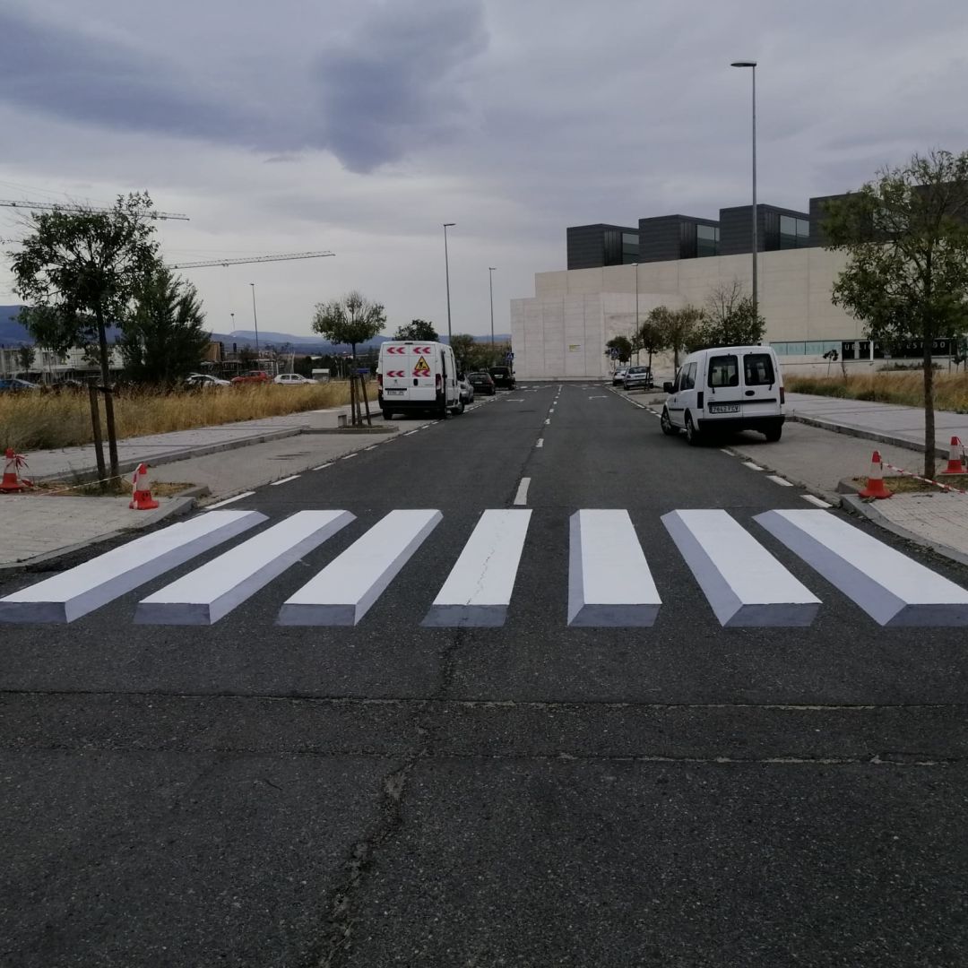 El Ayuntamiento de Segovia prueba un paso de peatones en 3D para reducir los atropellos El Ayuntamiento de Segovia prueba un paso de peatones en 3D para reducir los atropellos