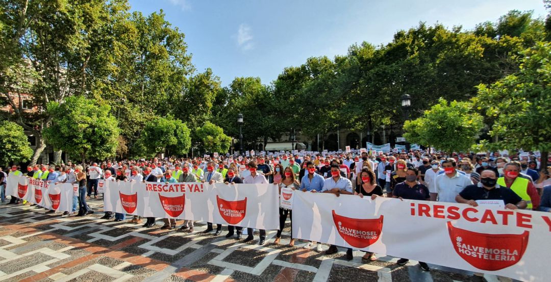 Aspecto de la Plaza Nueva durante la concentración este martes de los Hosteleros sevillanos Aspecto de la Plaza Nueva durante la concentración este martes de los Hosteleros sevillanos