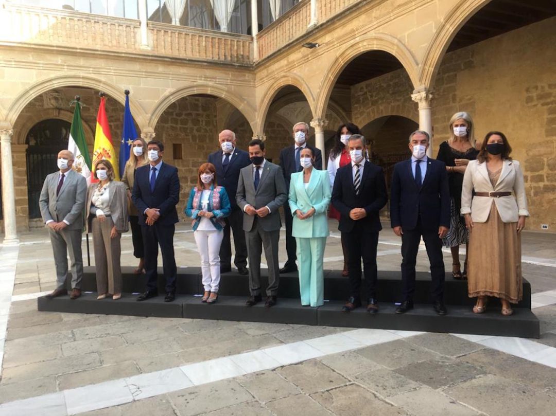 El Consejo de Gobierno de la Junta de Andalucía en el patio del Hospital de Santiago El Consejo de Gobierno de la Junta de Andalucía en el patio del Hospital de Santiago