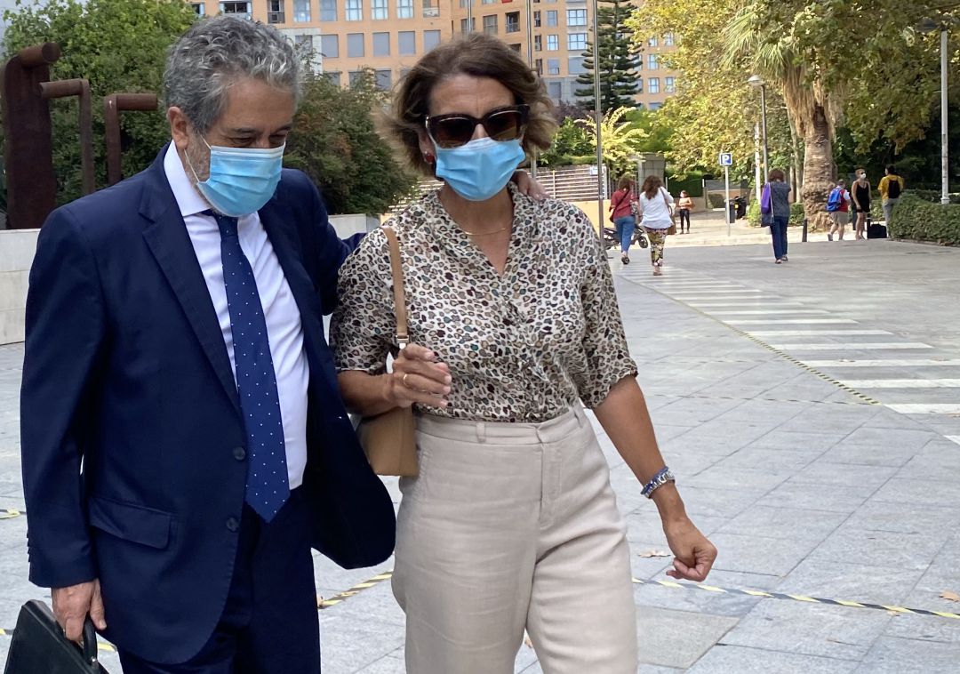 Celia Zafra y su abogado a la salida de la Ciudad de la Justicia Celia Zafra y su abogado a la salida de la Ciudad de la Justicia